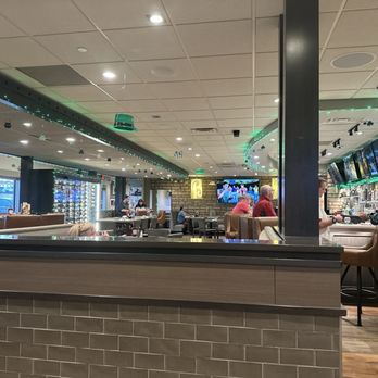 Bennigan's - Bar and dining room - American Near Me - Urbandale, Iowa