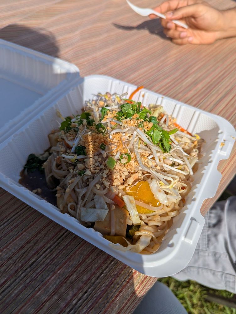 Street Peek Thai Logo