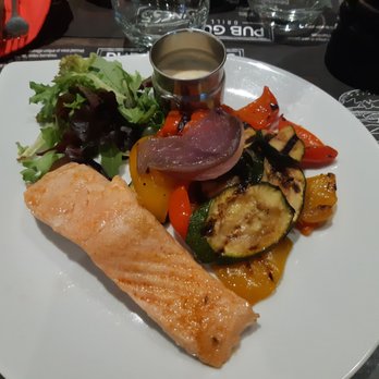Pub Guinness Grill - Saumon accompagné de petits légumes. - Pubs Near Me - Saint-Herblain, 44