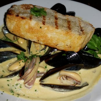 Fleetwood's on Front St - Beer Steamed Green Curry Black Mussels ! - New American Near Me - Lahaina, Hawaii