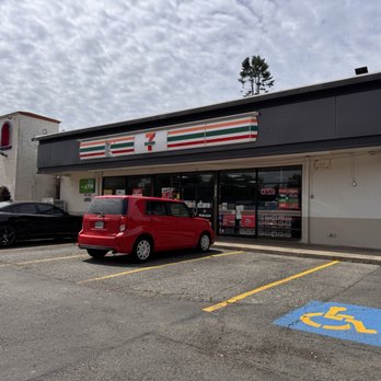7-Eleven - Parking lot - Convenience Stores Near Me - Des Moines, Washington