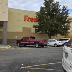 Fred Meyer - Fred Meyer-obscured-by-tree.