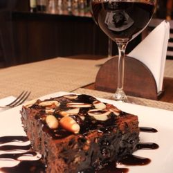 Osteria da Paz - Brownie aos 3 chocolates e taça de Vinho do Porto Ruby