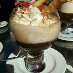 Los Jijonencos - Cafe con helado de chocolate y nata
