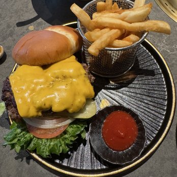 Itadaki - Classic waygu burger - Japanese Near Me - Bellevue, Washington