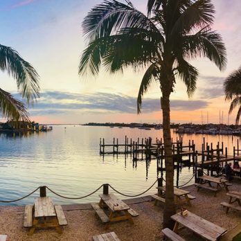 Finn’s Dockside Bar & Grill - Sports Bars Near Me - Apollo Beach, Florida