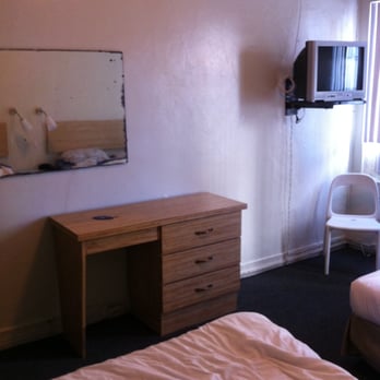 Leamington Hotel - Rusted mirror, gross carpeting - Hotels Near Me - Miami, Florida