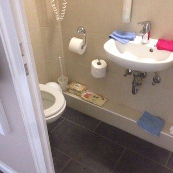 Hotel Strandschlösschen - Anderes Badezimmer...evtl. schon ersichtlich der Größenunterschied - Hotels Near Me - Lubeck, SH