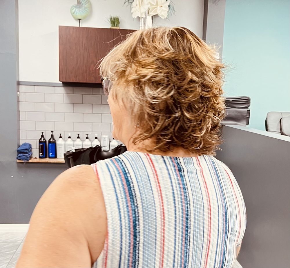 Turning Heads On The Harbor Spa & Salon Image