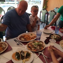 The food arrives.