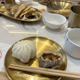 Shanghai Pan-fried Pork Buns 上海⽣煎包