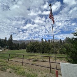 Camp Nelson General Store - Right outside, beautiful mountains past the fields and trees