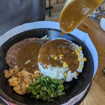 Pepper Lunch - Hamburger w/curry with sides green onions & garlic chips. - Teppanyaki Near Me - Honolulu, Hawaii Pepper Lunch - Hamburger w/curry with sides green onions & garlic chips. - Teppanyaki Near Me - Honolulu, Hawaii