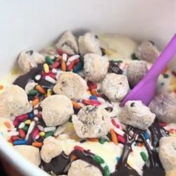 Yogeeze Frozen Yogurt - Yogurt