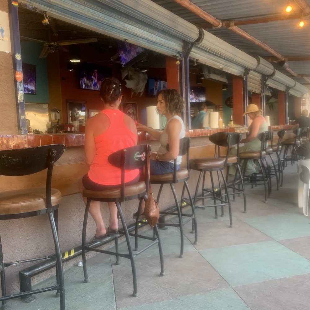 Smokey's - ...or sit up to the bar! - Seafood Near Me - Tijuana, BCS Smokey's - ...or sit up to the bar! - Seafood Near Me - Tijuana, BCS
