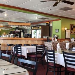 Taj Mahal Indian Restaurant - Small bar