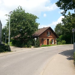 Idyllische Anfahrt, direkt links ist das Vereinshaus mit Restaurant und Garten