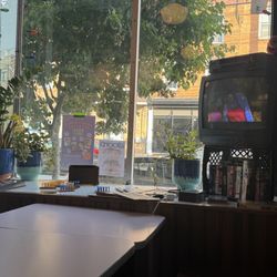 Pizza Richmond - VHS player and tv