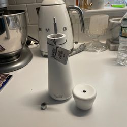 Defective Williams Sonoma salt mill...good value at $49.95...so good they refuse to stand behind their lousy product!
