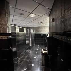 Mickey Mantle's Steakhouse - Bathroom