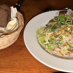 Lappi - Salad with salmon and squeaky cheese