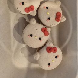 Hello kitty macaroons.