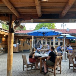 Cascade Roadhouse - Outdoor seating area