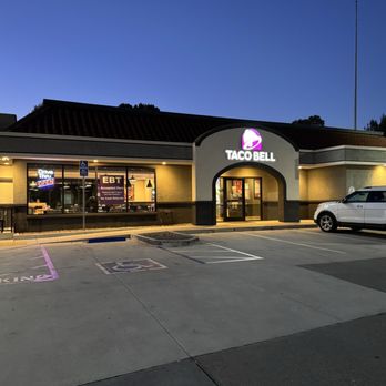 Taco Bell - Exterior - Fast Food Near Me - Buellton, California