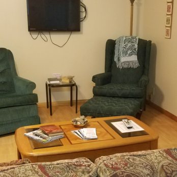 Living Water Cabins - Living room with couch that pulls out into bed - Vacation Rentals Near Me - Norman, Arkansas Living Water Cabins - Living room with couch that pulls out into bed - Vacation Rentals Near Me - Norman, Arkansas