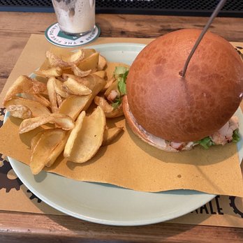 Zona Artigianale - Cesar Burger, hamburger di pollo servito con patate - Gastropubs Near Me - Modena, Missouri