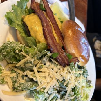 Colleen's At The Cannery - Burger with bacon - Breakfast & Brunch Near Me - Haiku, Hawaii