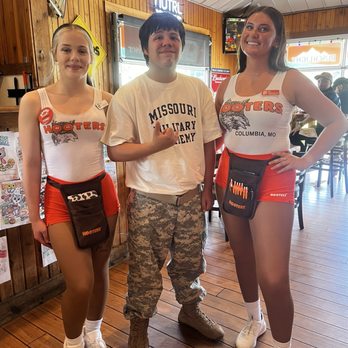 Hooters - Thanks girls - Sports Bars Near Me - Columbia, Missouri