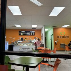 Nonotelo Gelateria Artigianale - Photo outside looking in.