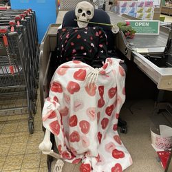 ALDI - Valentine's Day outfit for their decorative skeleton