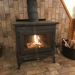 Volcano Inn - Volcano Inn Fireplace