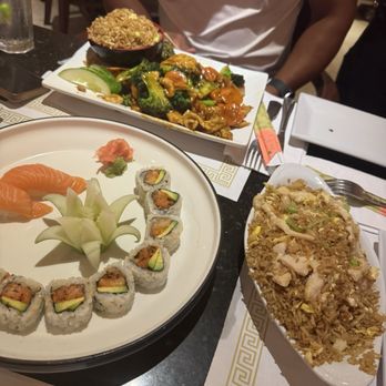 Tayzan - Chicken and broccoli, spicy tuna sushi and chicken fried rice. - Sushi Bars Near Me - San Juan, Puerto Rico