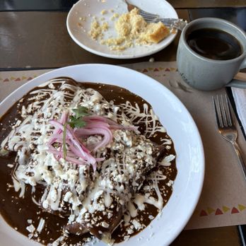 Los Chilaquiles - Enmoladas de pork belly y pastel de elote con café de olla - Mexican Near Me - Tijuana, BCN