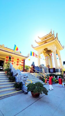 Chua Dieu Ngu Buddhist Temple by null