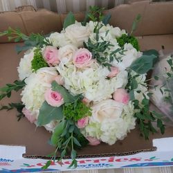 Events By Suzie - Centerpiece delivered with care.