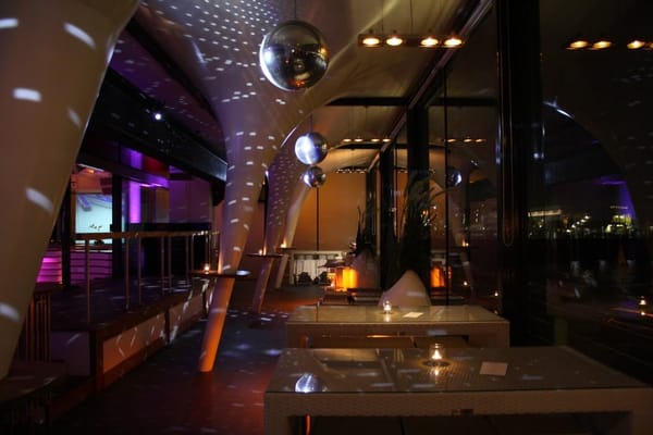 am kai | restaurant. seafood. drinks. elbblick by null