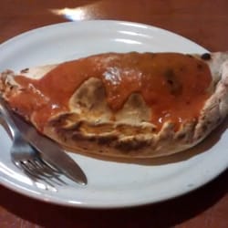 Broken Cheese - Calzone de peperoni, piña y tocino