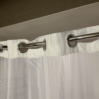 DoubleTree by Hilton Hotel Chicago - Oak Brook - Ripped shower curtain - Hotels Near Me - Oak Brook, Illinois