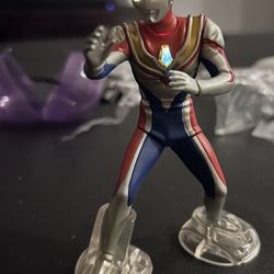 Gashapon Bandai Official Shop - Ultraman assembled, lit up and posed