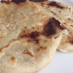 El Encuentro Hondureño - Pupusas de queso