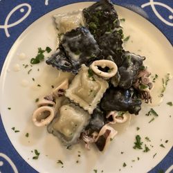 Da Que' Ganzi - Ravioli stuffed with sea bass with calamari
