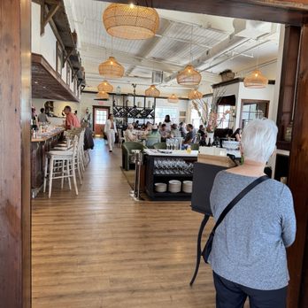 Sonoma Valley Farmhouse  - Inside the restaurant - American Near Me - Sonoma, California