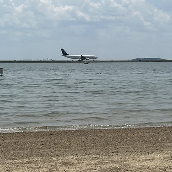 Constitution Beach - Amazing views on planes taking off and landing - great entertainment for kids! - Parks Near Me - Boston, Massachusetts