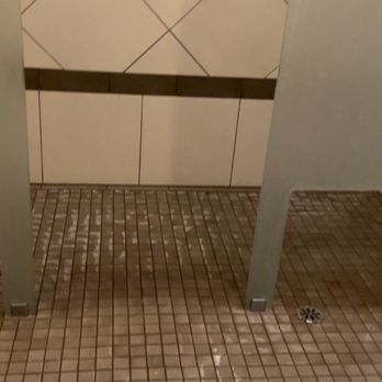 Lakeridge Athletic Club - Shower floors - Gyms Near Me - El Sobrante, California