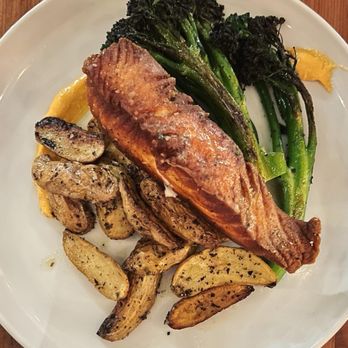 Retreat Gastropub - Salmon - Cocktail Bars Near Me - Saint Louis, Missouri