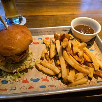 Kelseys Original Roadhouse - Ultimate cheeseburger! - Comfort Food Near Me - Collingwood, Ontario